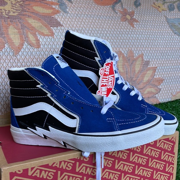 Vans Men’s Sk8-Hi Bolt
Suede/Canvas True Blue/BIack
VN0A5JIVTBB
Sneakers - Picture 6 of 16